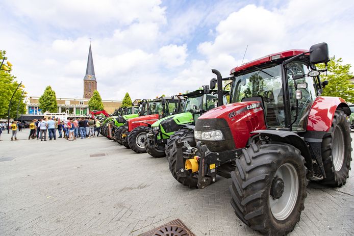 Een verzameling trekkers in Hengelo, hier voor een boerenprotest.