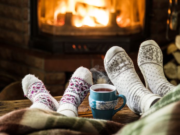 Geef jezelf eens een dag vrij van alle kerststress, zegt psycholoog Thijs Launspach. ‘Boek een dag sauna, ga een eind wandelen, of drink warme chocolademelk terwijl je in de verte staart.’