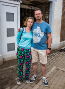 Madeline en Paul voor hun zwaar vernielde huis.