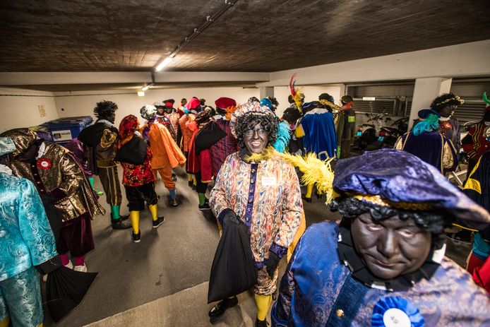 Voorbereiding van de intocht in de kelders van het stadhuis van Arnhem. twee jaar terug.