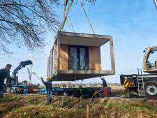 Ambitieus plan Peel Natuurdorpen: eerste tiny house staat, maar nog 9.999 huisjes te gaan
