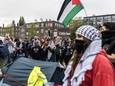 Een pro-Palestijnse protest bij de campus van de Universiteit van Amsterdam (UvA) op het Roeterseiland. Bij de campus zijn tenten opgezet door demonstranten. Ze eisen onder meer dat de universiteit alle banden met Israel verbreekt.