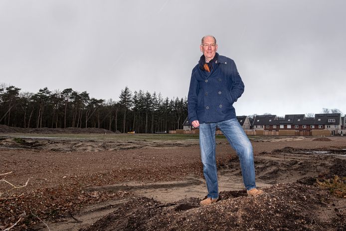 Kees Scheurkogel met op de achtergrond de wijk De Groene Hoogte.