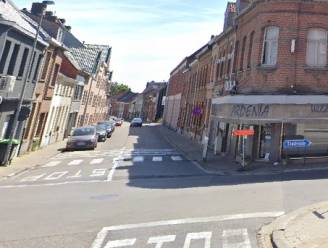 Gedrogeerde bromfietser rijdt zonder te stoppen kruispunt op: man wordt aangereden en daarna opgepakt