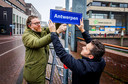 Ondernemers in Dordrecht hingen gisteren een plaatsnaambordje ‘Antwerpen’ op, in die Belgische stad mogen de winkels wel open.