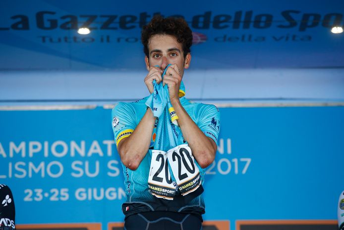 Fabio Aru kust het shirt van Michele Scarponi.