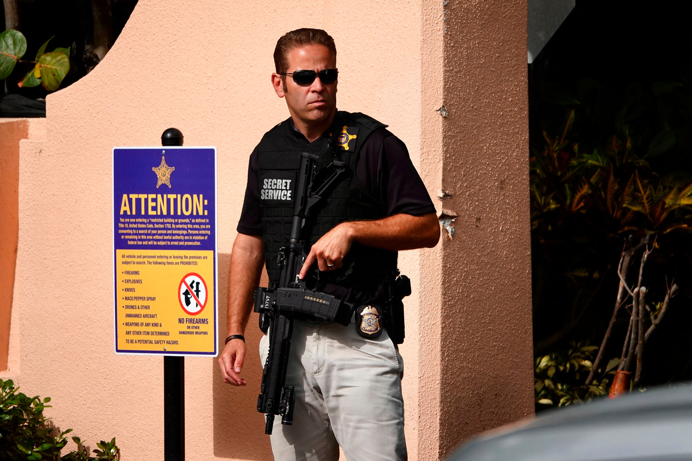 Een FBI-agent voor de ingang van de voornaamste woning van oud-president Donald Trump in Palm Beach.