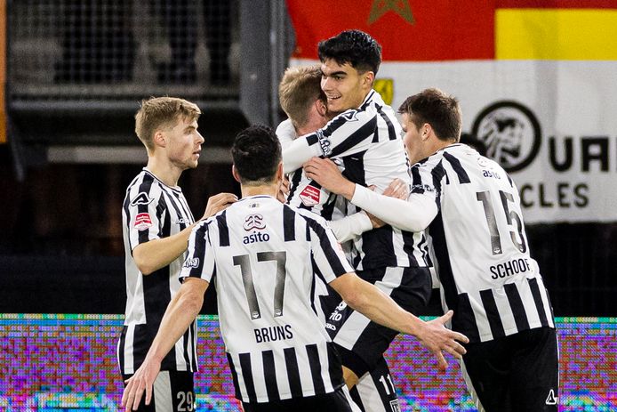 Heracles viert de openingstreffer thuis tegen Willem II. Doelpuntmaker is Antonio Satriano (midden).