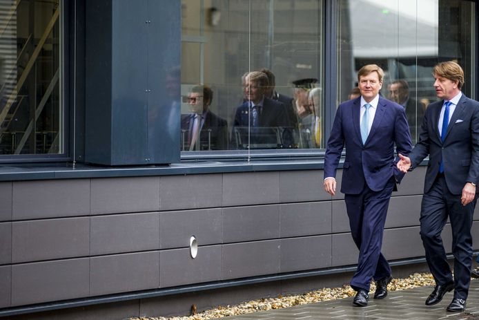 Koning Willem-Alexander wordt rondgeleid door de babyvoedingsfabriek van Nestle.