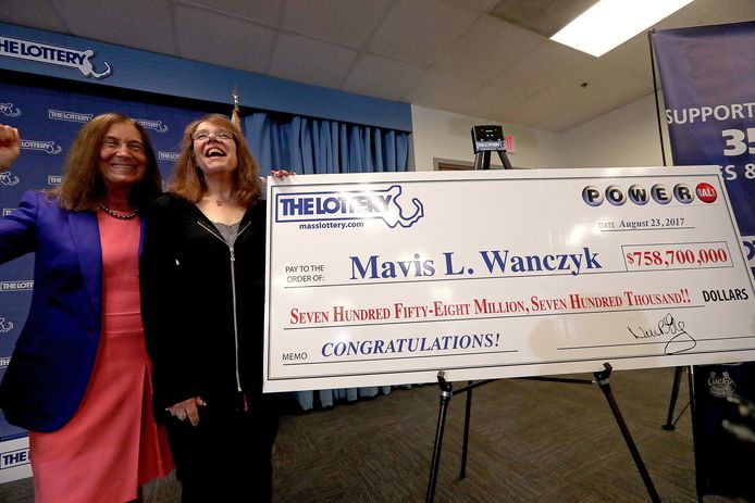 Mavis Wanczyk (rechts) won in 2017 een recordbedrag van 758 700 000 dollar.