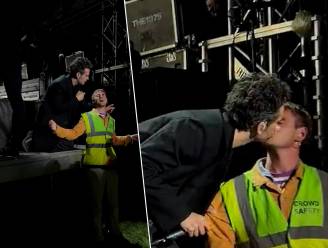 Wat zou Taylor Swift hiervan denken? Matty Healy kust een van zijn beveiligingsagenten tijdens concert