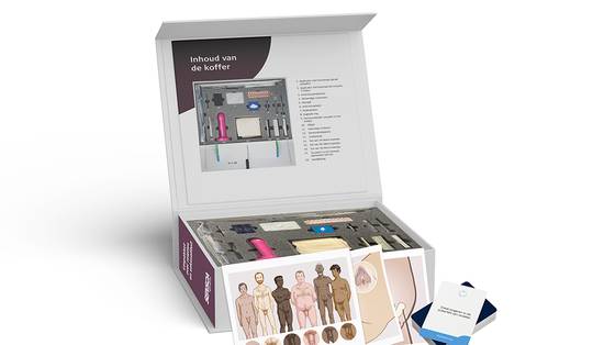 Wat zit er in de koffer ‘Tussen de lakens’? Zo wil Sensoa het taboe rond seksuele voorlichting doorbreken