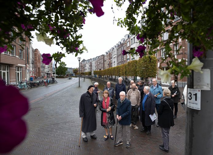 Archieffoto van reünie 25 jaar Brandevoort in 2021. Links met zwarte pet is hoofdontwerper Rob Krier te zien, vooraan (met wandelstok) oud-wethouder Sjef Jonkers.