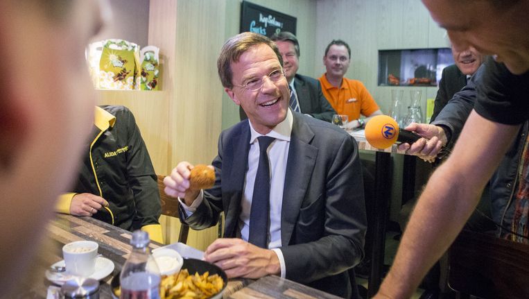 Ook minister-president Mark Rutte bezweek, bij een werkbezoek aan Groningen, voor de verlokkingen van de eierbal. Beeld ANP