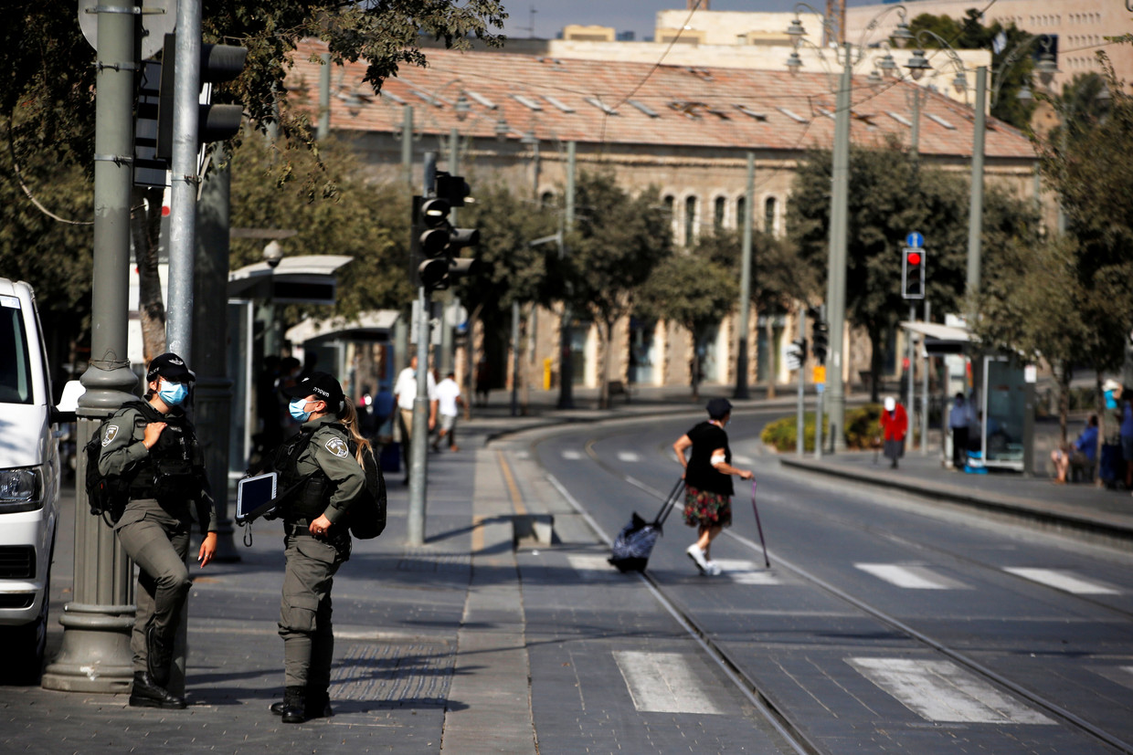Israëlische grenspolitie staat ​​aan een hoofdweg in het centrum van Jeruzalem. 