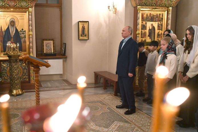 De Russische president Vladimir Poetin met familieleden van omgekomen Russische soldaten tijdens een kerstmis.