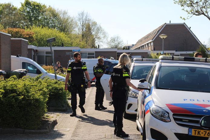 De politie in Lelystad kreeg zondag aan het eind van de middag de melding dat er geschoten zou zijn vanaf een balkon van een appartement aan de Kamp 23.