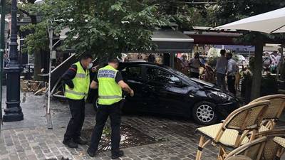 Une automobiliste fonce sur deux terrasses en France, plusieurs blessés