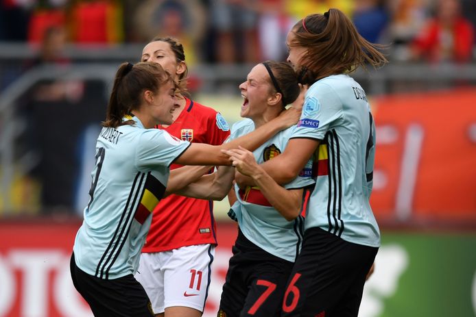 De Flames vieren de goal van Elke Van Gorp tegen Noorwegen - de eerste goal ooit van de nationale voetbaldames op een groot toernooi.