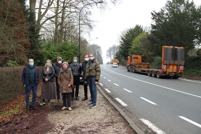 De actiegroep Geen Streep Door Ronse, samen met doctor Marie-Christine Gottigny aan de Kruisstraat. Daar zou minder zwaar verkeer doorrijden als de N60 wordt verlengd via de Zandstraat.
