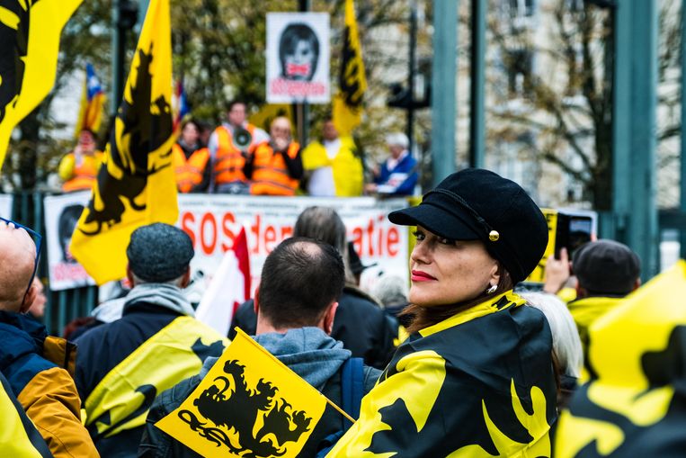 De manifestanten eisen dat de politiek rekening houdt met hun stem bij de jongste verkiezingen. “Verbreek nu eindelijk het cordon.” Beeld Benoit De Freine