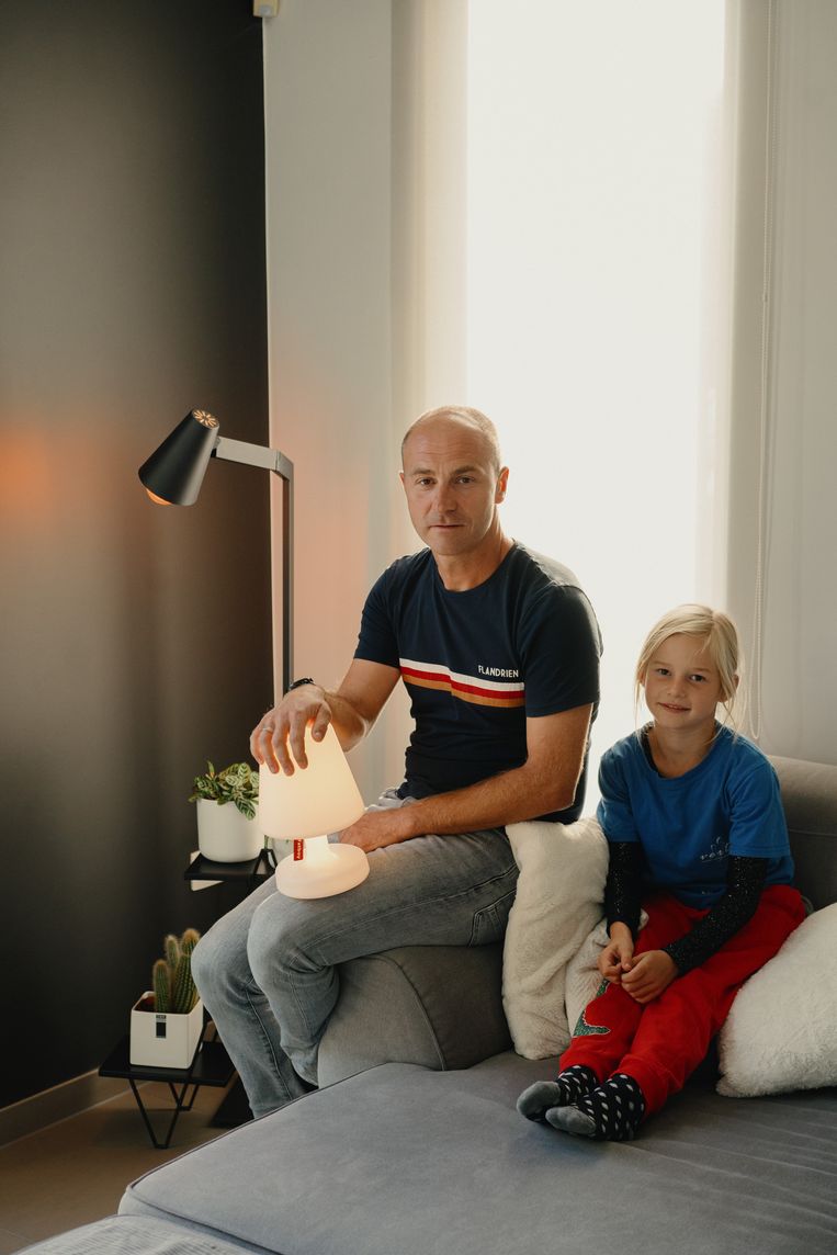 Wouter Van den Heuvel, met zijn dochtertje en een oplaadbaar tafellampje. Beeld Wouter Van Vooren