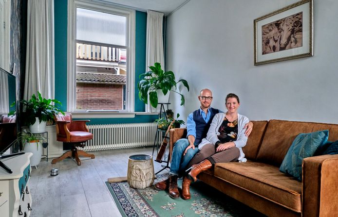 Marco en Miranda Groenendijk in hun hofjeshuis.