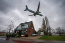 Laagvliegend toestel in de richting van Schiphol.