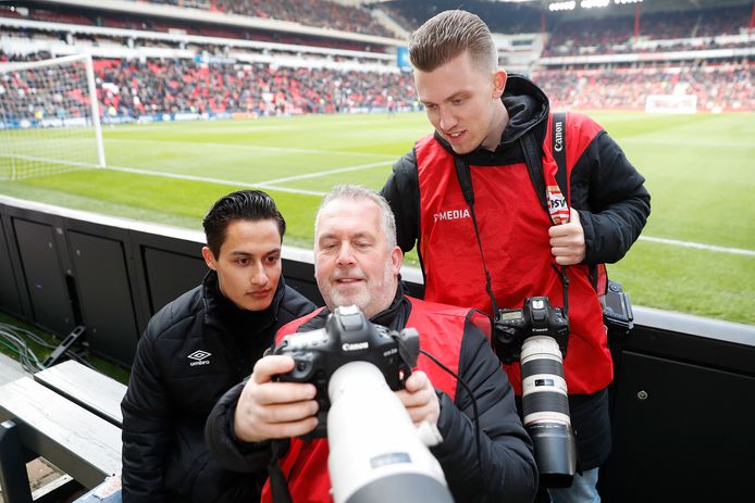 Video-man Damian van Essen (links) en Edwin en Aaron van Zandvoort, de fotografen van PSV.