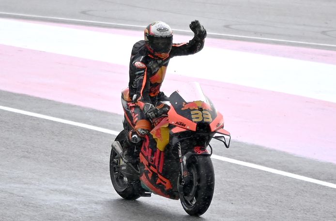 Brad Binder viert zijn overwinning in de MotoGP in Oostenrijk.