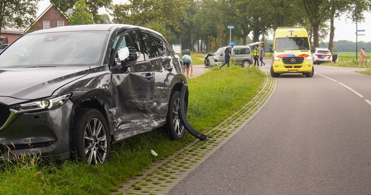 Twee auto’s botsen op Dr. de Quayweg in De Mortel, veel schade aan beide voertuigen