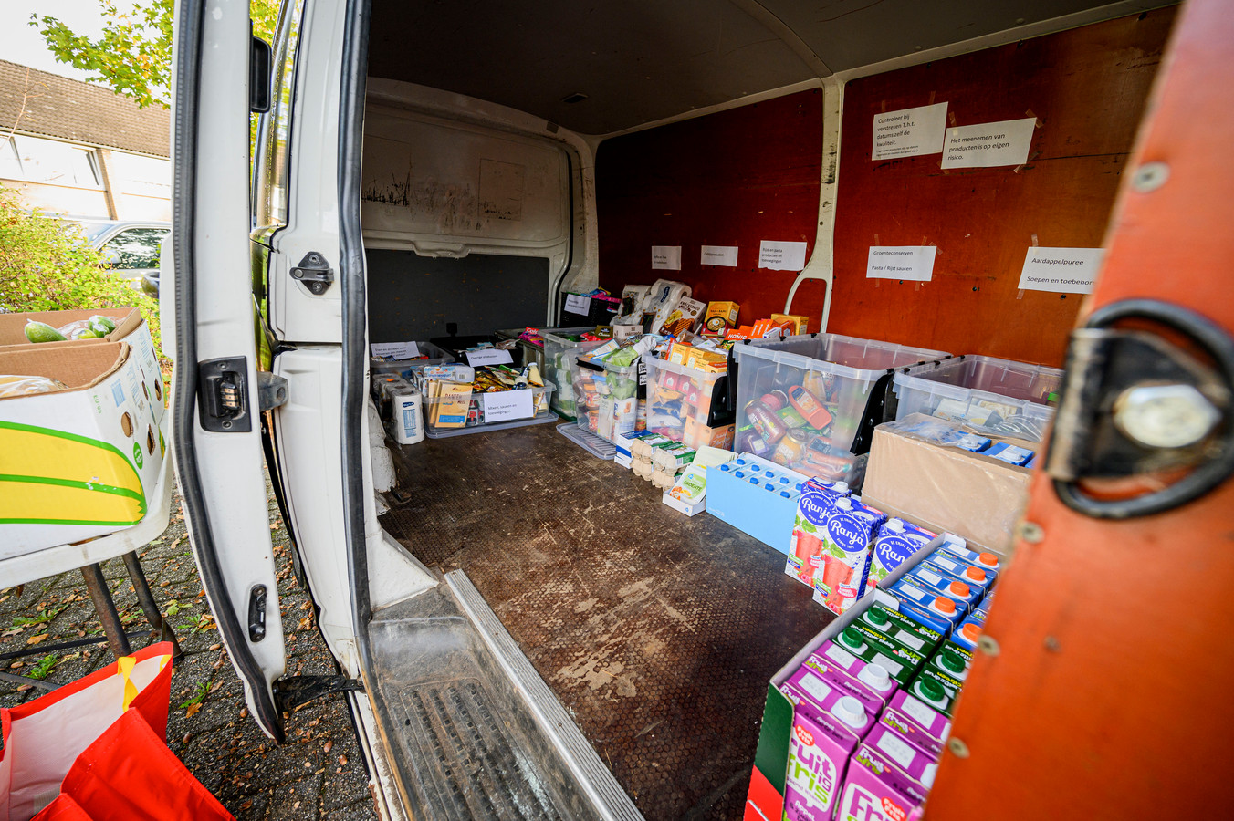 Serie afgekocht - #NLBEELD#
TT20221027-19045
HENGELO - Seine Braakman van Doors Wide Open zet om half tien een onbemande bus vol levensmiddelen op de parkeerplaats voor voormalige supermarkt De Whee. Zij die het moeilijk hebben, kunnen er levensmiddelen  uithalen. Er kan ook ingebracht worden. Het is een proef.
Editie - HENGELO
FOTO: Emiel Muijderman EVM20221028