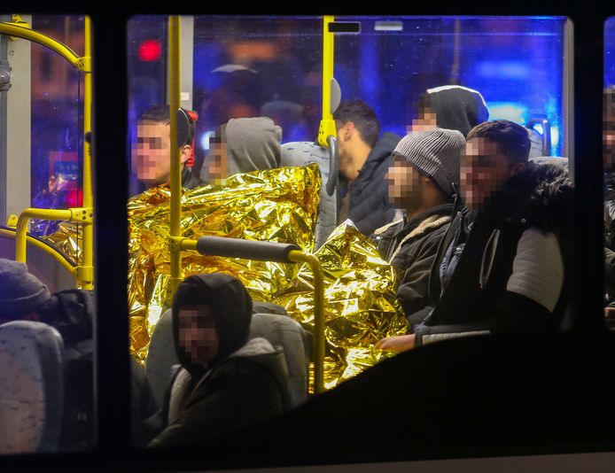 De verstekelingen werden per bus afgevoerd.
