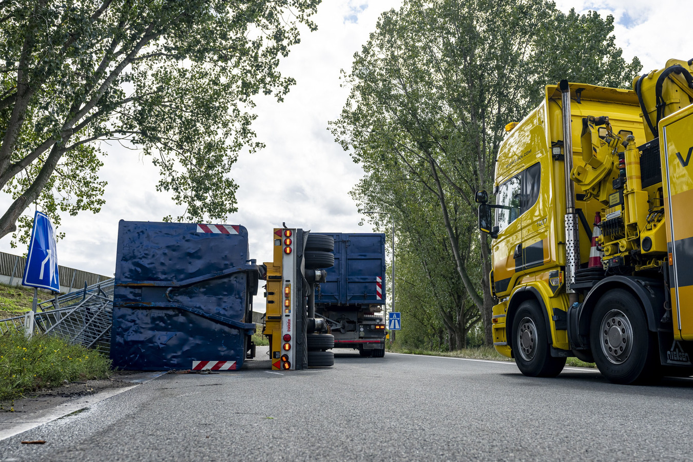 Transport Online - Chauffeur raakt met vrachtwagen van de weg in