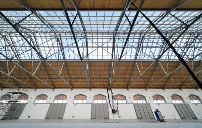 De douaneloods heeft een unieke en hoogtechnologische lichtstraat gekregen.