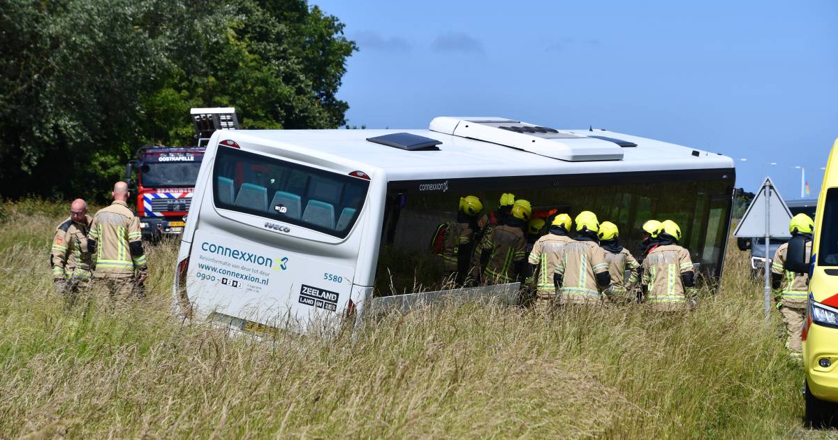 Dode en gewonden bij ernstig ongeval met lijnbus op de N57, weg volledig afgesloten.