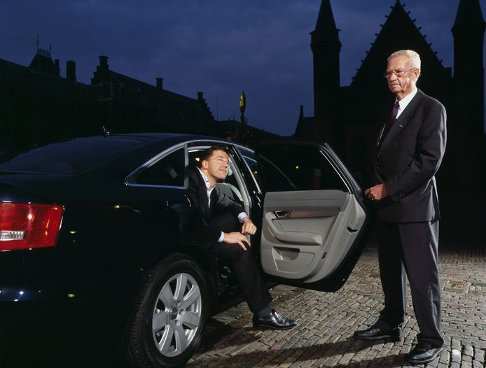 Mark Rutte en zijn chauffeur Piet, in oktober 2006 op het Binnenhof.
