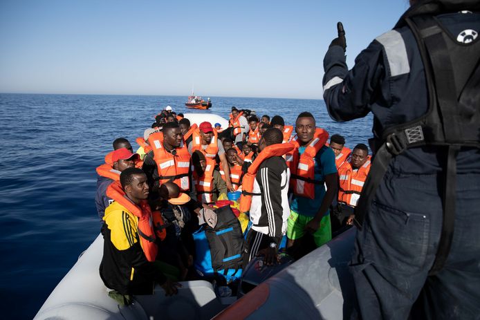 Salva i migranti da barconi traballanti con Sea-Watch 3.