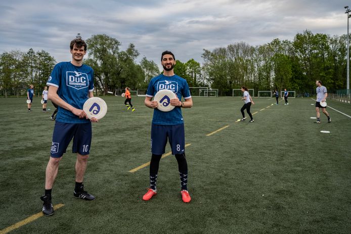 Niels Dessein en Casper Schreuer van de Dendermondse frisbeeclub verwelkom de komende weken graag nog meer volk op trainingen.