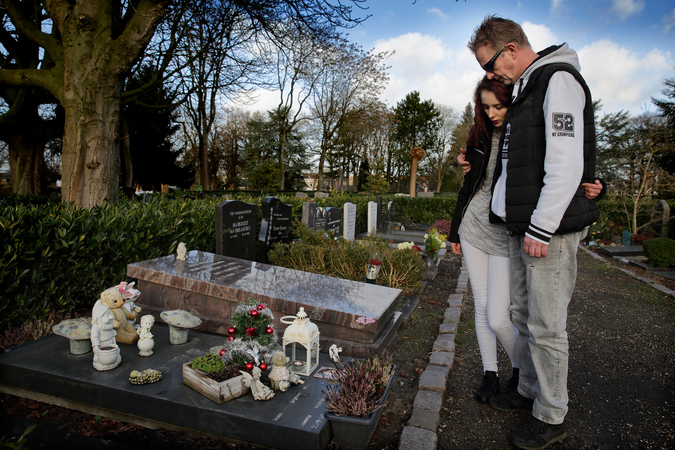 Dijkhoff nodigt vader Meisje van Nulde uit voor gesprek | Foto | AD.nl