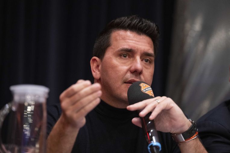 Voorzitter Jan Smit van FC Volendam tijdens een informatieavond met supporters, donderdag in De Jozef.  Beeld ANP