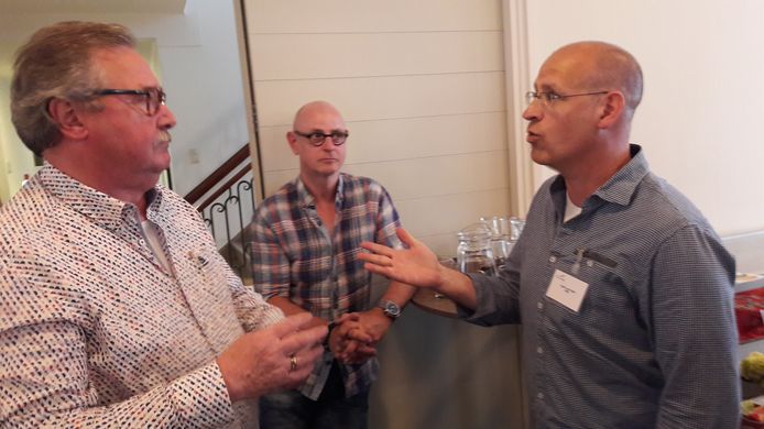 Anton van Tuyl (links) in een fel debat met PGB'er Carlo van Esch verwikkeld.