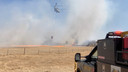 Een blushelikopter van de Nationale Garde van Texas stort water uit over natuurbranden in Eastland County (Texas).