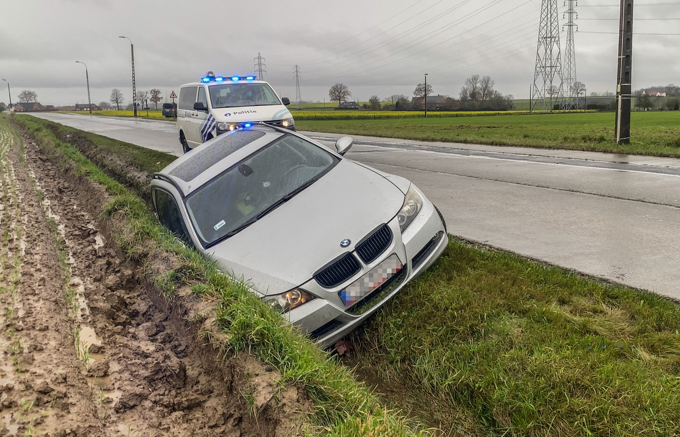 De auto reed vanuit de richting Wortegem-Petegem, toen de chauffeur de controle over het stuur verloor.