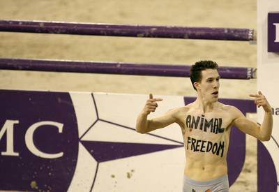 Japan laat dierenactivist Vegan Streaker lopen na dolfijnenactie