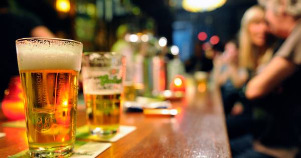 Dronken jongen (16) uit Leende ligt 'half op rotonde': maar net ontweken door agenten richting spoed