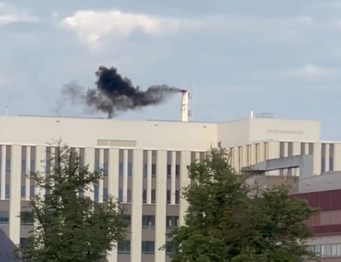 Zwarte rook bij het nieuwe gebouw van het Radboudumc, afkomstig van de noodstroominstallatie die wordt getest.