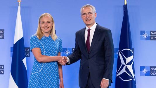 Secretaris-generaal van de NAVO Jens Stoltenberg met de Finse minister van Buitenlandse Zaken Elina Valtonen.