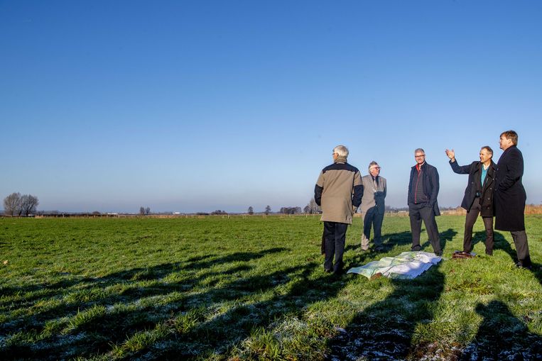 Koning Willem-Alexander tijdens het bezoek in december aan het natuurgebied Mooi Binnenveld. De koning bezocht het project in het kader van de Samen Doen #krachtvansamen, dat burgerinitiatieven stimuleert. Beeld ANP