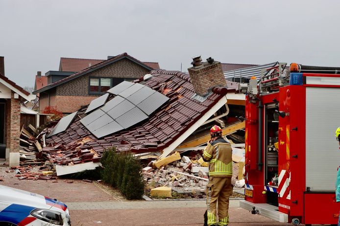 De gasexplosie richtte een enorme ravage aan: muren zijn weggeslagen en het dak ligt op de grond.